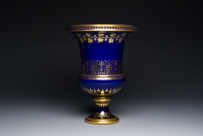 Een S&egrave;vres porseleinen Medici vaas met verguld decor op blauwe fondkleur, Frankrijk, gedateerd 1847 en 1853