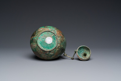 Rare vase couvert archa&iuml;que en forme de gourde en bronze, 'hu', Chine, Zhou de l'Est