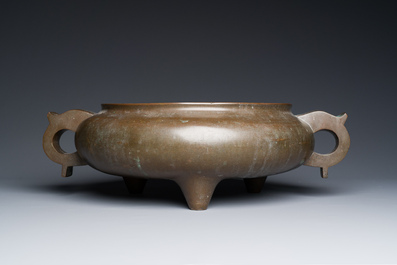 Important br&ucirc;le-parfum tripod en bronze, marque de Xuande &agrave; seize caract&egrave;res, Chine, 17/18&egrave;me