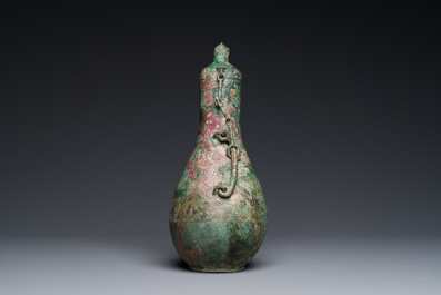 Rare vase couvert archa&iuml;que en forme de gourde en bronze, 'hu', Chine, Zhou de l'Est