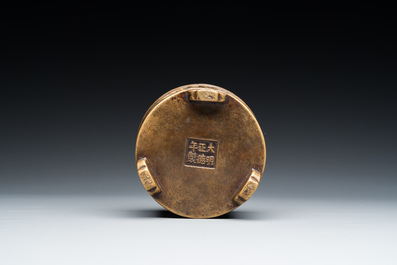 Rare br&ucirc;le-parfum tripod de forme cylindrique en bronze &agrave; inscription arabe, marque et &eacute;poque de Zhengde