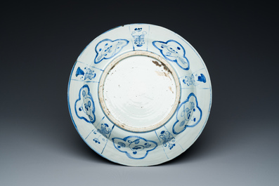 Rare plat en porcelaine de Chine de type Kraak en bleu et blanc aux navires portugais sur le bord, Wanli