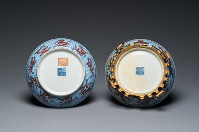 Een paar Chinese schotels met ijzerrood drakendecor op blauw-witte golven, Qianlong merk en periode