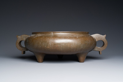 Important br&ucirc;le-parfum tripod en bronze, marque de Xuande &agrave; seize caract&egrave;res, Chine, 17/18&egrave;me