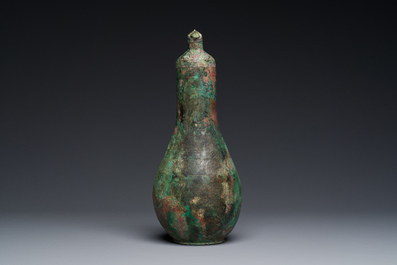 Rare vase couvert archa&iuml;que en forme de gourde en bronze, 'hu', Chine, Zhou de l'Est