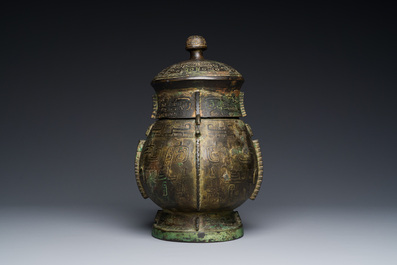 Exceptionnel r&eacute;cipient couvert &agrave; vin rituel en bronze archa&iuml;que de type You (卣), dynastie Shang, p&eacute;riode Yinxu