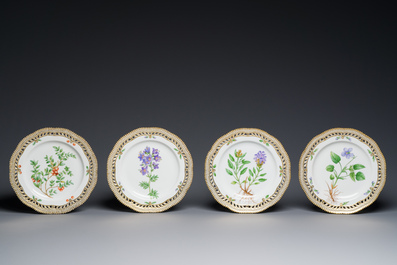 Dix assiettes aux bords ajour&eacute;s en porcelaine de Royal Copenhagen &agrave; d&eacute;cor 'Flora Danica', le Danemark, 20&egrave;me