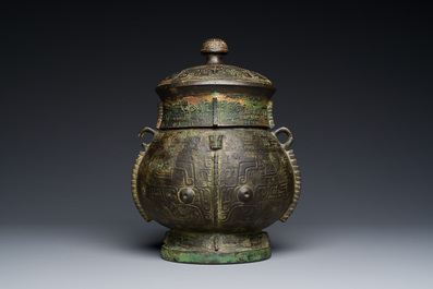 Exceptionnel r&eacute;cipient couvert &agrave; vin rituel en bronze archa&iuml;que de type You (卣), dynastie Shang, p&eacute;riode Yinxu