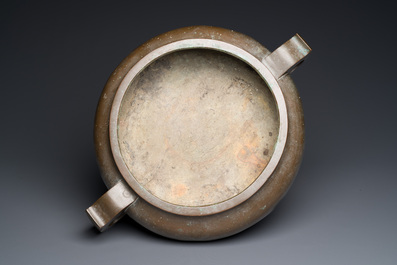 Important br&ucirc;le-parfum tripod en bronze, marque de Xuande &agrave; seize caract&egrave;res, Chine, 17/18&egrave;me