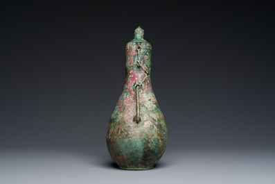 Rare vase couvert archa&iuml;que en forme de gourde en bronze, 'hu', Chine, Zhou de l'Est