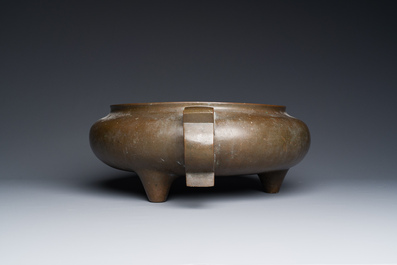 Important br&ucirc;le-parfum tripod en bronze, marque de Xuande &agrave; seize caract&egrave;res, Chine, 17/18&egrave;me