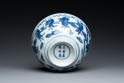 Een Chinese blauw-witte 'Acht onsterfelijken' kom, Jiajing merk en periode