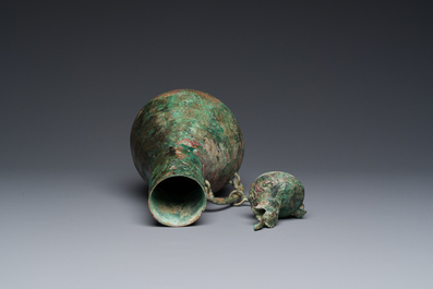 Rare vase couvert archa&iuml;que en forme de gourde en bronze, 'hu', Chine, Zhou de l'Est