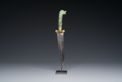 Poignard moghol &agrave; manche zoomorphique en jade vert, Inde, 17&egrave;me