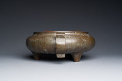 Important br&ucirc;le-parfum tripod en bronze, marque de Xuande &agrave; seize caract&egrave;res, Chine, 17/18&egrave;me