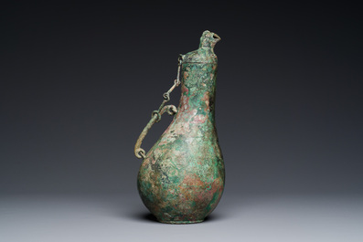 Rare vase couvert archa&iuml;que en forme de gourde en bronze, 'hu', Chine, Zhou de l'Est