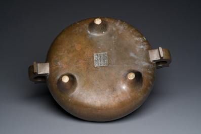 Important br&ucirc;le-parfum tripod en bronze, marque de Xuande &agrave; seize caract&egrave;res, Chine, 17/18&egrave;me