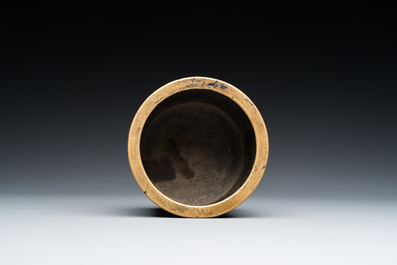 Rare br&ucirc;le-parfum tripod de forme cylindrique en bronze &agrave; inscription arabe, marque et &eacute;poque de Zhengde