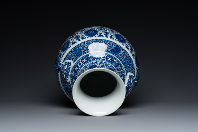 Een Chinese blauw-witte 'hu' vaas met lotusslingers, Qianlong merk, 19e eeuw