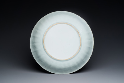 Grand plat en porcelaine de Chine famille verte &agrave; d&eacute;cor d'un couple europ&eacute;en dans une cal&egrave;che, Kangxi