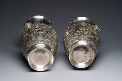 Paire de vases en argent &agrave; d&eacute;cor de l'anniversaire de Guo Ziyi, Chine, marque de Qingyun 慶雲, 19&egrave;me