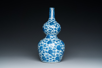 Vase de forme double gourde en porcelaine de Chine en bleu et blanc &agrave; d&eacute;cor de rinceaux de lotus, Jiajing/Wanli