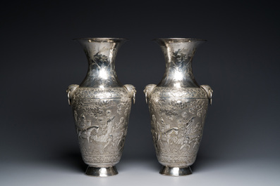 Paire de vases en argent &agrave; d&eacute;cor de l'anniversaire de Guo Ziyi, Chine, marque de Qingyun 慶雲, 19&egrave;me