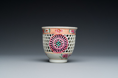 Tasse et soucoupe en porcelaine de Chine famille rose ajour&eacute;es et &agrave; double parois, Yongzheng/Qianlong
