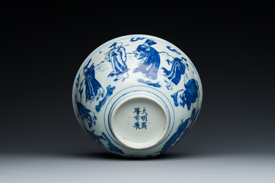 Een Chinese blauw-witte 'Acht onsterfelijken' kom, Wanli merk en periode