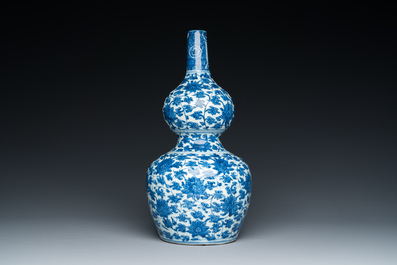 Vase de forme double gourde en porcelaine de Chine en bleu et blanc &agrave; d&eacute;cor de rinceaux de lotus, Jiajing/Wanli