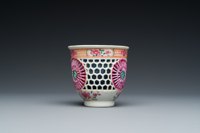 Tasse et soucoupe en porcelaine de Chine famille rose ajour&eacute;es et &agrave; double parois, Yongzheng/Qianlong