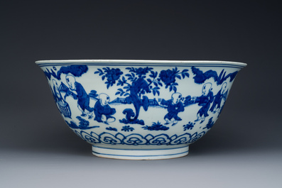 Een zeldzame grote Chinese blauw-witte kom met '100 jongens', Jiajing merk en periode