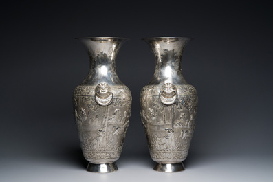 Paire de vases en argent &agrave; d&eacute;cor de l'anniversaire de Guo Ziyi, Chine, marque de Qingyun 慶雲, 19&egrave;me