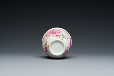 Tasse et soucoupe en porcelaine de Chine famille rose ajour&eacute;es et &agrave; double parois, Yongzheng/Qianlong