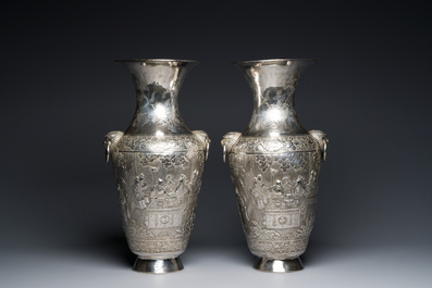 Paire de vases en argent &agrave; d&eacute;cor de l'anniversaire de Guo Ziyi, Chine, marque de Qingyun 慶雲, 19&egrave;me