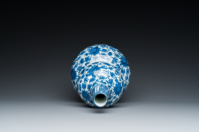 Vase de forme double gourde en porcelaine de Chine en bleu et blanc &agrave; d&eacute;cor de rinceaux de lotus, Jiajing/Wanli