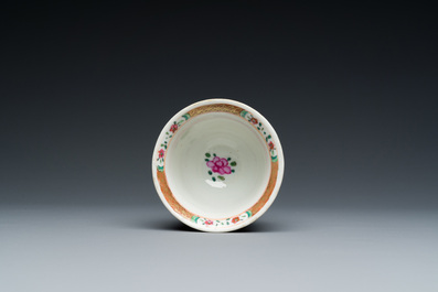 Tasse et soucoupe en porcelaine de Chine famille rose ajour&eacute;es et &agrave; double parois, Yongzheng/Qianlong