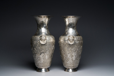 Paire de vases en argent &agrave; d&eacute;cor de l'anniversaire de Guo Ziyi, Chine, marque de Qingyun 慶雲, 19&egrave;me