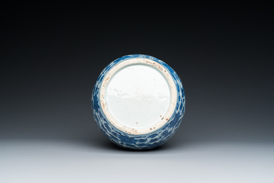 Vase de forme double gourde en porcelaine de Chine en bleu et blanc &agrave; d&eacute;cor de rinceaux de lotus, Jiajing/Wanli