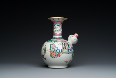 Kendi en porcelaine de Chine famille rose &agrave; d&eacute;cor d'une sc&egrave;ne du 'Xi Xiang Yi', Yongzheng