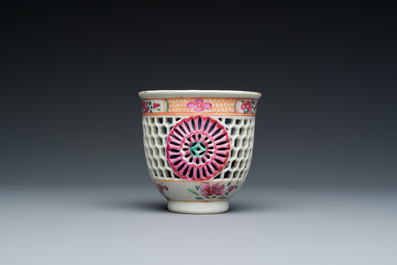 Tasse et soucoupe en porcelaine de Chine famille rose ajour&eacute;es et &agrave; double parois, Yongzheng/Qianlong