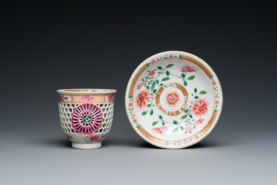 Tasse et soucoupe en porcelaine de Chine famille rose ajour&eacute;es et &agrave; double parois, Yongzheng/Qianlong