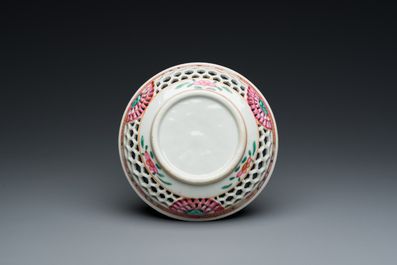 Tasse et soucoupe en porcelaine de Chine famille rose ajour&eacute;es et &agrave; double parois, Yongzheng/Qianlong