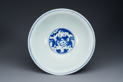 Een zeldzame grote Chinese blauw-witte kom met '100 jongens', Jiajing merk en periode