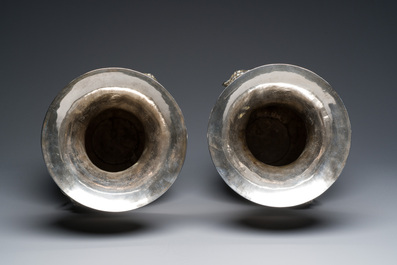 Paire de vases en argent &agrave; d&eacute;cor de l'anniversaire de Guo Ziyi, Chine, marque de Qingyun 慶雲, 19&egrave;me