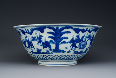 Een zeldzame grote Chinese blauw-witte kom met '100 jongens', Jiajing merk en periode