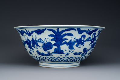 Een zeldzame grote Chinese blauw-witte kom met '100 jongens', Jiajing merk en periode