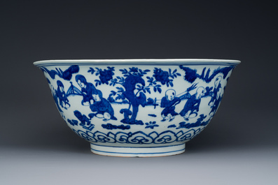Een zeldzame grote Chinese blauw-witte kom met '100 jongens', Jiajing merk en periode