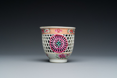 Tasse et soucoupe en porcelaine de Chine famille rose ajour&eacute;es et &agrave; double parois, Yongzheng/Qianlong