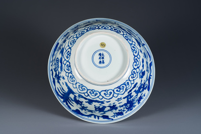 Een zeldzame grote Chinese blauw-witte kom met '100 jongens', Jiajing merk en periode